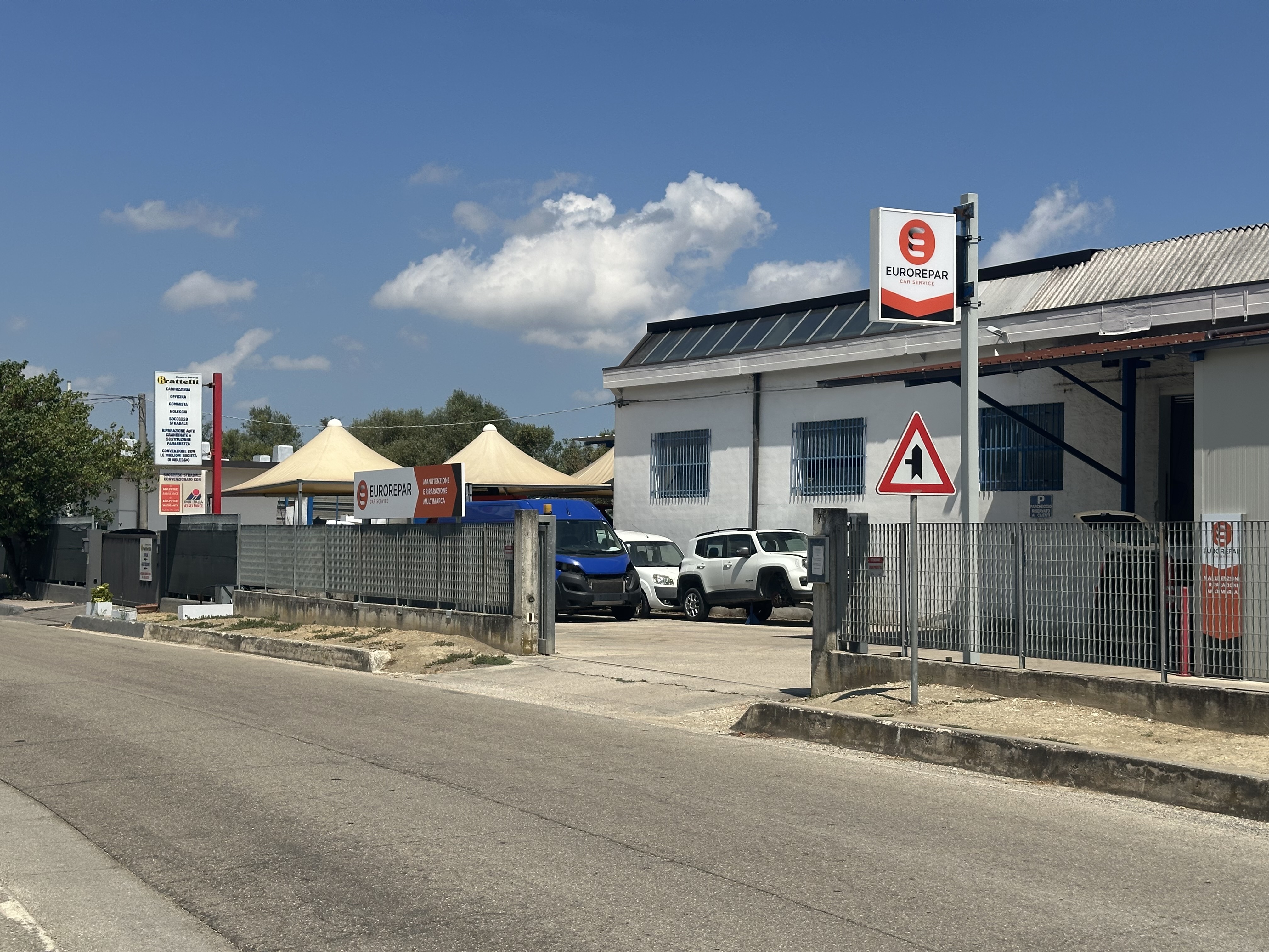 Meccanico al lavoro su motore auto in officina a Pescara